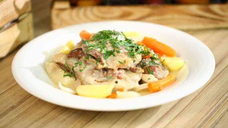 **Kuzu Koyun Haşlama** Gaziantep’in eşsiz mutfağından ilham alarak hazırladığımız **Kuzu Koyun Haşlama**, geleneksel lezzetleri en doğal haliyle sofralarınıza taşıyor. Özenle seçilmiş taze kuzu ve koyun etleri, düşük ısıda uzun süre pişirilerek yumuşacık bir kıvam elde edilir. Bol vitamin ve mineral içeren bu besleyici yemek, özellikle soğuk kış günlerinde vücudu ısıtan ve bağışıklığı güçlendiren doğal bir şifa kaynağıdır. ### Sağlıklı ve Besleyici Bir Seçenek Kuzu koyun haşlama, protein bakımından zengin olmasıyla vücudun temel besin ihtiyaçlarını karşılar. İçeriğindeki kemik suyu, kolajen deposu olup eklem sağlığını destekler. Bu özel yemek, **Gaziantep toplu yemek organizasyonları**, **düğün yemekleri**, **cenaze yemeği hizmetleri** ve farklı **toplu organizasyon yemekleri** için ideal bir tercihtir. ### Özel Günleriniz İçin En Lezzetli Seçim - **Gaziantep düğün yemeği** seçeneklerinde geleneksel bir lezzet arayanlar için mükemmel bir tercih. - **Toplu cenaze yemekleri** hizmetlerinde hafif, besleyici ve sindirimi kolay bir alternatif. - **Gaziantep tabldot yemek** menülerine uygun, doyurucu ve sağlıklı bir seçenek. ### Kaliteli Malzemeler, Usta Eller Mirsultan Yemek olarak, tüm yemeklerimizde en kaliteli ve taze malzemeleri kullanıyoruz. Hijyen standartlarına uygun olarak hazırlanan **Kuzu Koyun Haşlama**, hiçbir katkı maddesi içermez ve tamamen doğal yöntemlerle pişirilir. **Gaziantep’te toplu yemek hizmeti** sunan firmamız, geniş çaplı organizasyonlarınız için en lezzetli ve sağlıklı yemekleri zamanında teslim eder. Sofranızda geleneksel ve sağlıklı bir tat arıyorsanız, **Mirsultan Yemek’in** özenle hazırladığı **Kuzu Koyun Haşlama** tam size göre! **Gaziantep’te toplu yemek siparişi** vermek ve organizasyonlarınıza lezzet katmak için bizimle iletişime geçin.